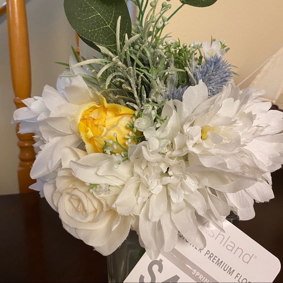 NWT FAUX FLOWERS IN GLASS VASE - Picture 2 of 6